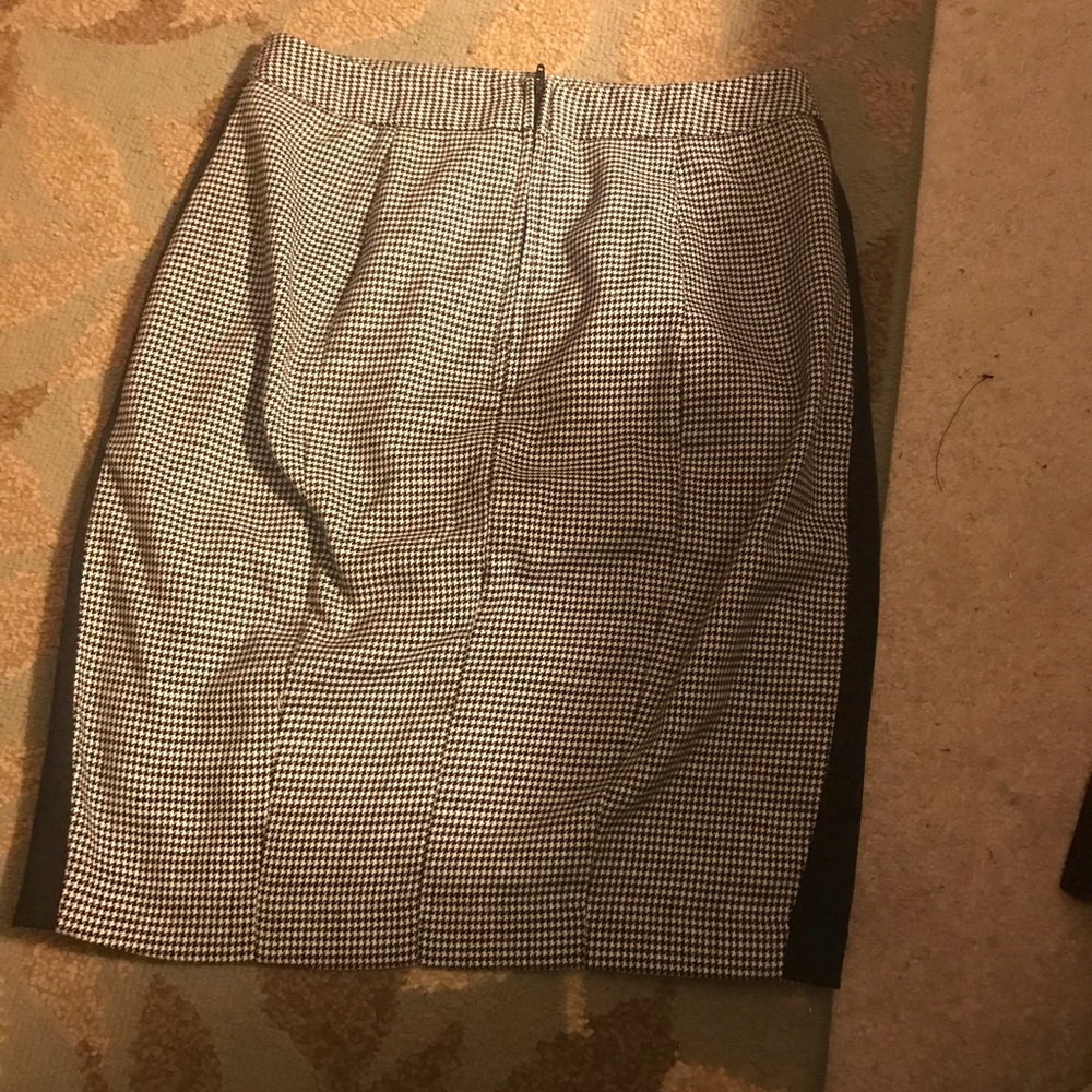 Work skirt black and white